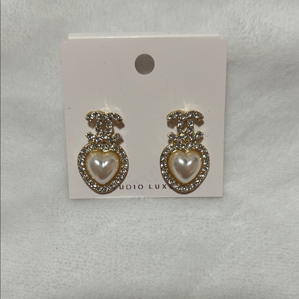 Elegant Gold and Pearl Heart Earrings - Picture 2 of 4